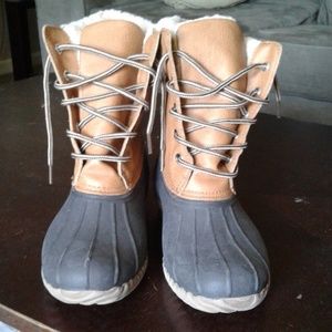 Duck boots black and tan